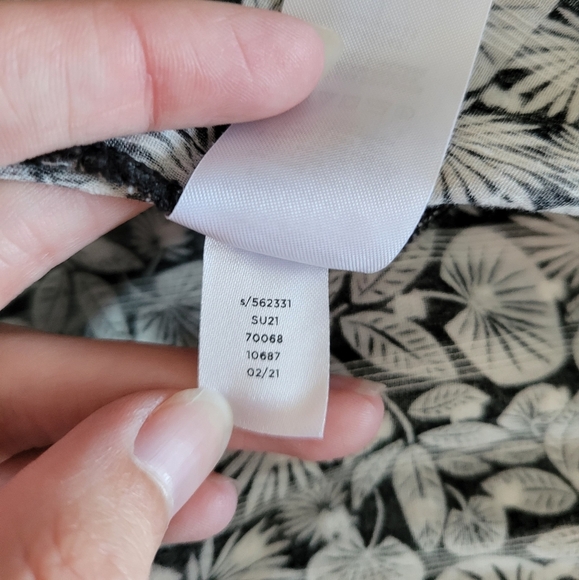 Loft Black and White Floral Textured Smocked Square Neck Top Size X-Small - Picture 4 of 5